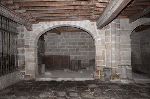 Parte posterior de la iglesia de Xunqueira de Espadañedo, con la reja de separación